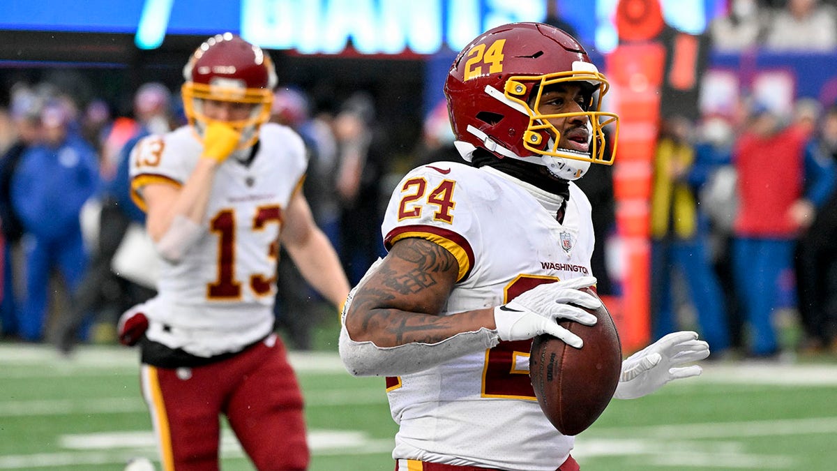 Washington Football Team running back Antonio Gibson (24) scores a touchdown against the New York Giants during the fourth quarter of an NFL football game, Saturday, Jan. 9, 2021, in East Rutherford, N.J.