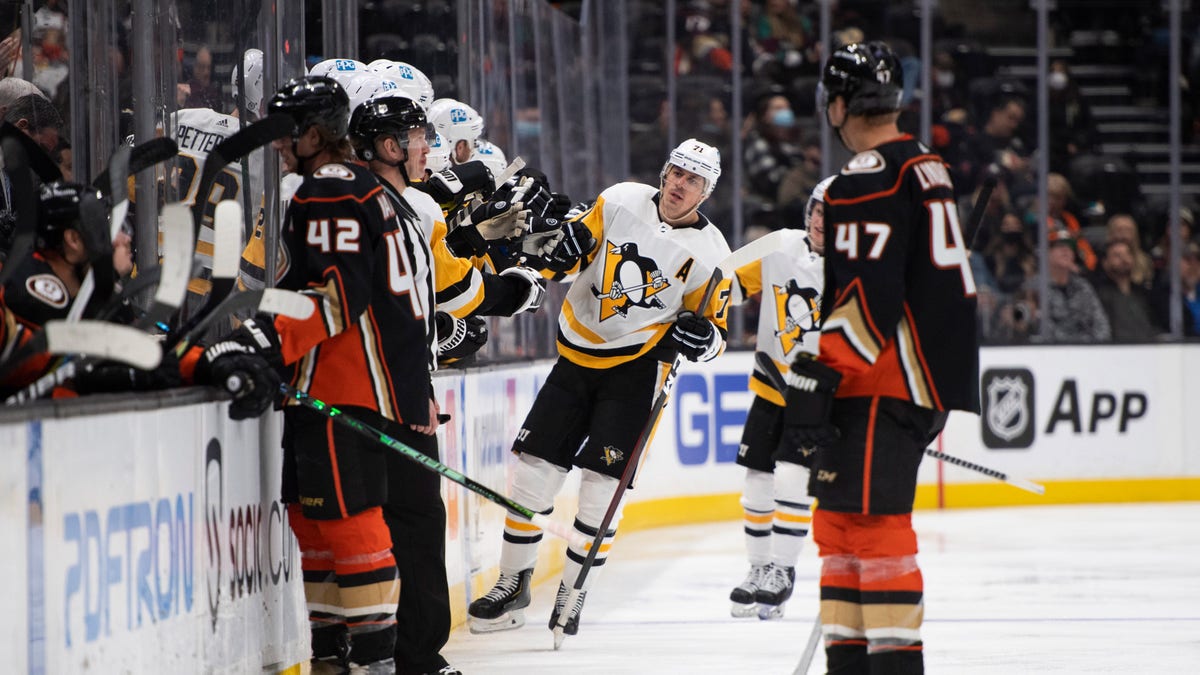 Evgeni Malkin (71) had two goals and one assist in his first game of the season.