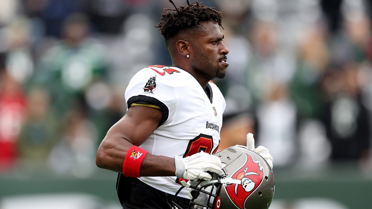 Antonio Brown's brother theorizes why Bucs star ditched team midgame
