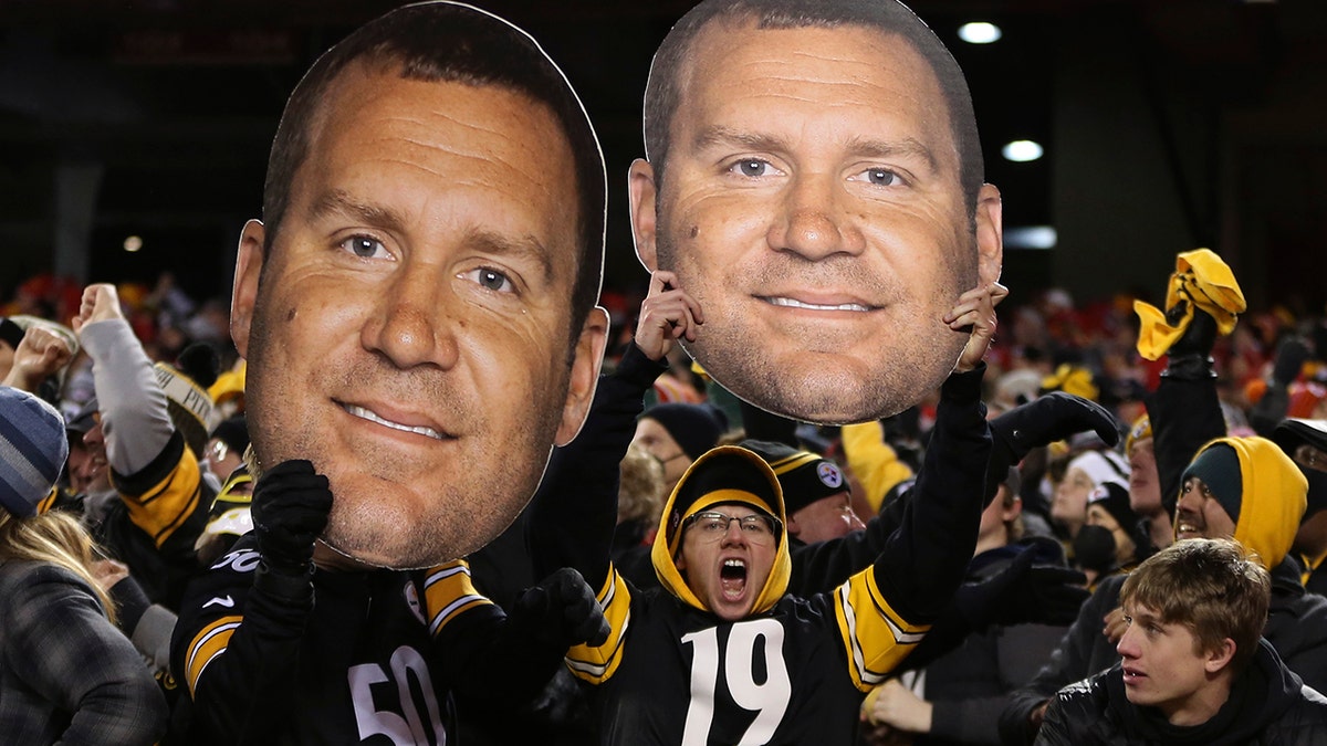 Fans cheer as Pittsburgh Steelers quarterback Ben Roethlisberger walks off the field at the end of an NFL wild-card playoff football game against the Kansas City Chiefs