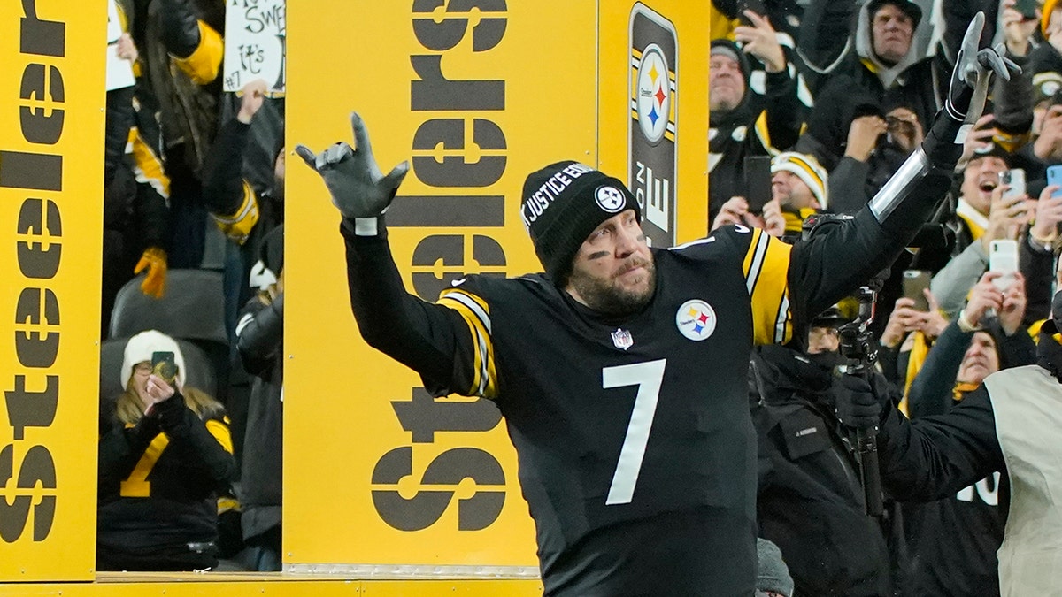 Pittsburgh Steelers quarterback Ben Roethlisberger (7) takes the field before an NFL football game against the Cleveland Browns, Monday, Jan. 3, 2022, in Pittsburgh.