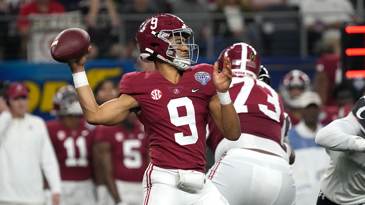 Alabama quarterback Bryce Young (9) throws a pass against Cincinnati during the first half of the Cotton Bowl NCAA College Football Playoff semifinal game, Friday, Dec. 31, 2021, in Arlington, Texas.