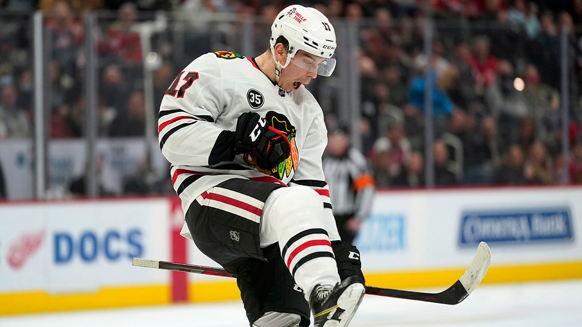 Strome has hat trick as Blackhawks outlast Red Wings 8-5