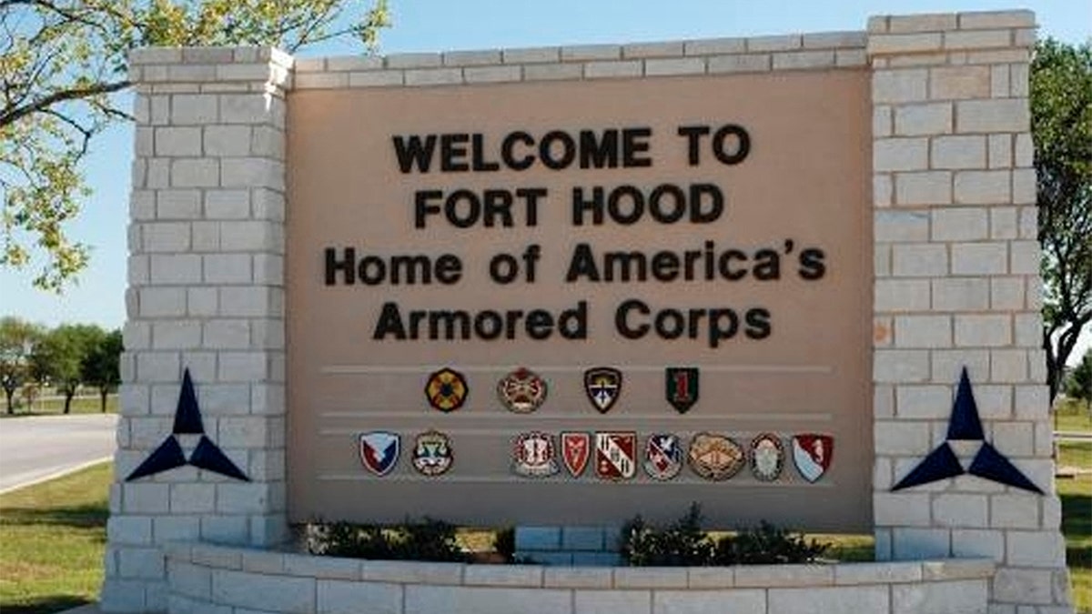 O portão principal do posto do Exército dos EUA em Fort Hood, Texas