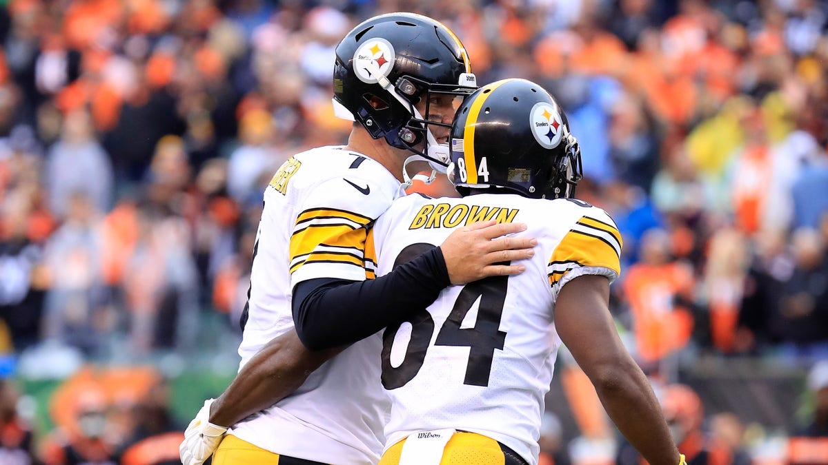 Ben Roethlisberger of the Pittsburgh Steelers celebrates with Antonio Brown 