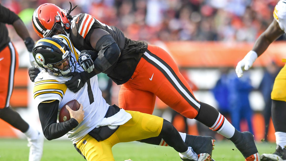Malik McDowell #58 of the Cleveland Browns sacks Ben Roethlisberger #7 of the Pittsburgh Steelers during the first half at FirstEnergy Stadium on October 31, 2021 in Cleveland, Ohio. 