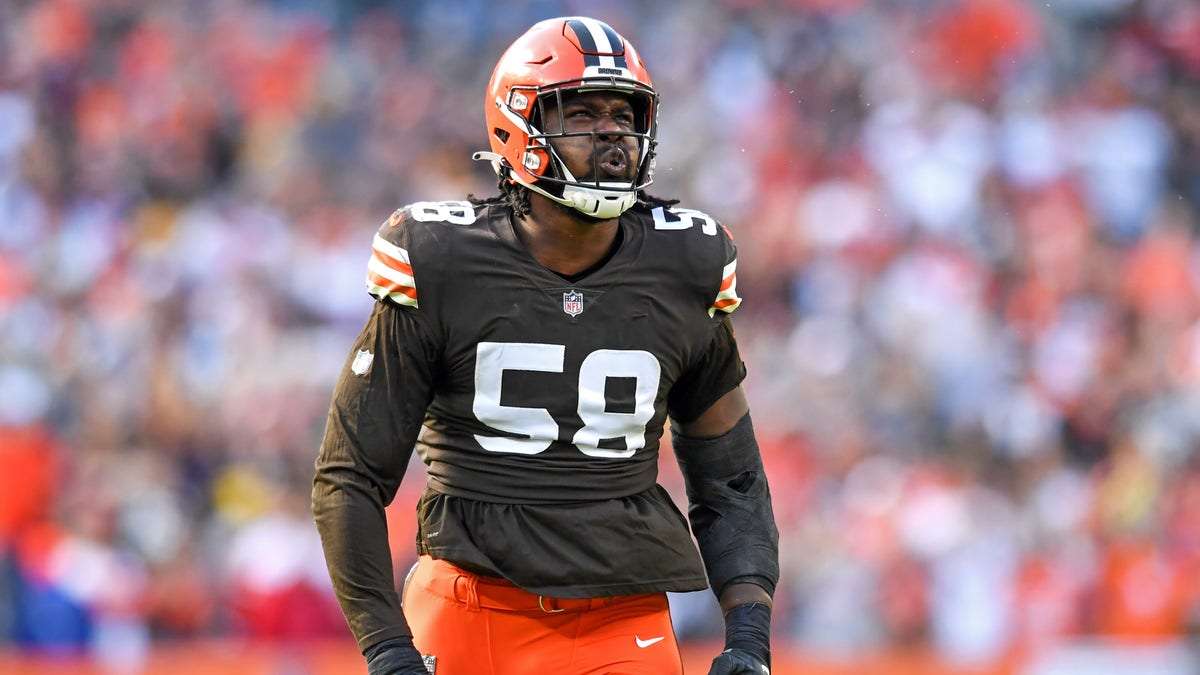 Malik McDowell #58 of the Cleveland Browns celebrates sacking Ben Roethlisberger #7 of the Pittsburgh Steelers during the first half at FirstEnergy Stadium on October 31, 2021 in Cleveland, Ohio. 