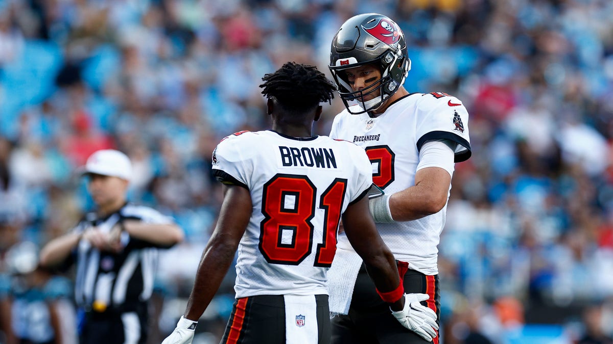 BRADY AND bROWN ON THE FIELD