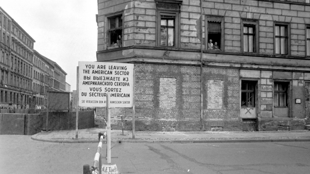 Border to East Berlin in Luckauer Straße in Kreuzberg. The windows in the basement of the house are bricked up. - around 1961  