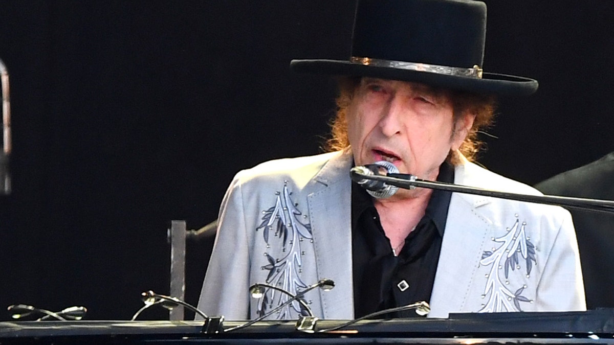 Bob Dylan apologizes for using autopen to sign $600 copies of his book