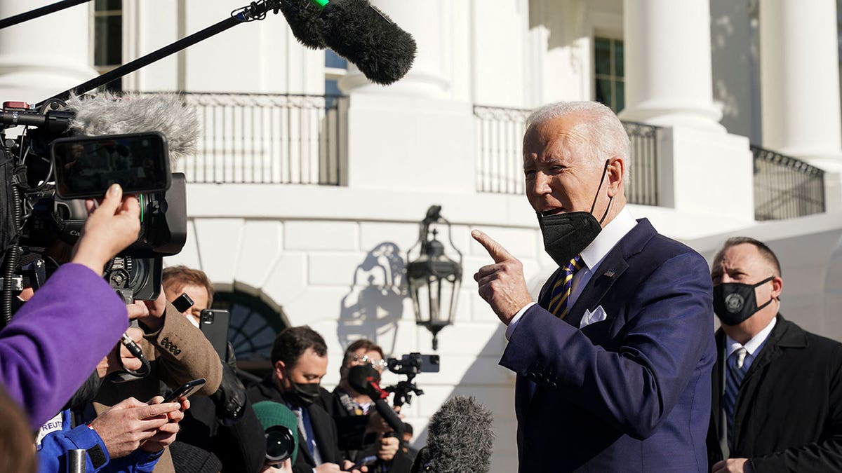 Biden wearing mask pointing