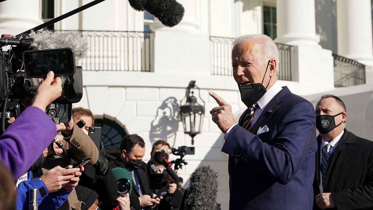 Biden wearing mask pointing