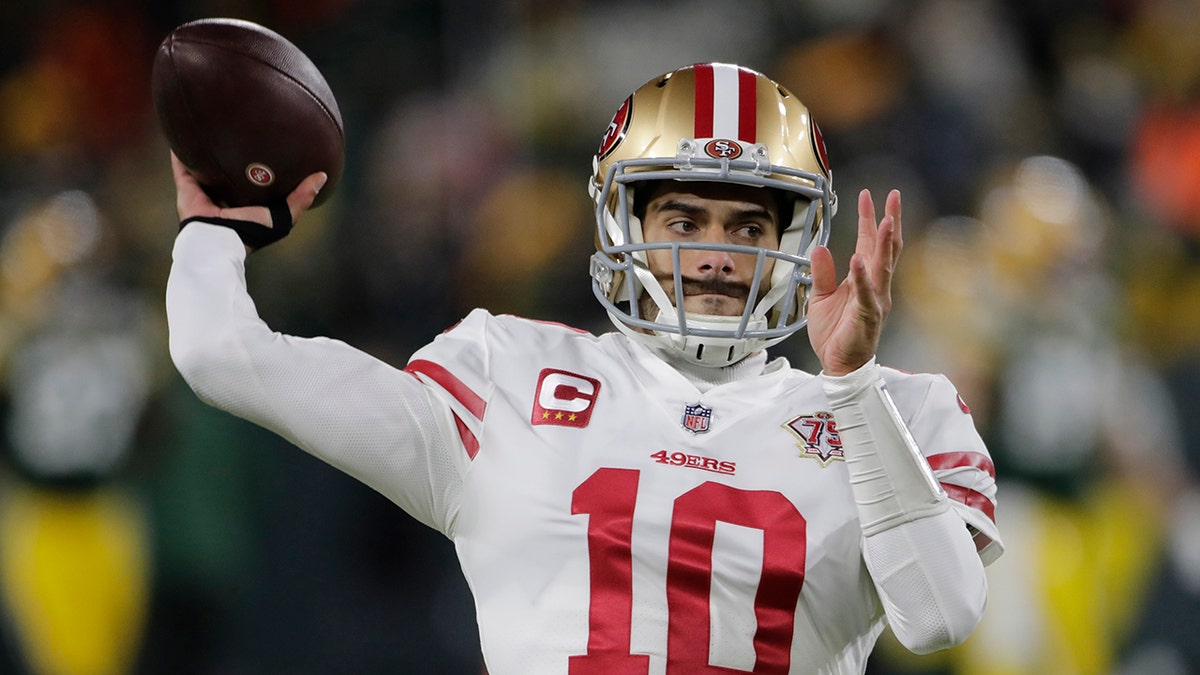 49ers' Garoppolo lacks proper support system against Packers, Rodgers