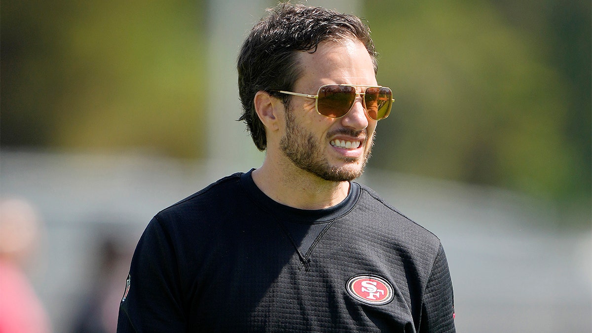 SANTA CLARA, CALIFORNIA - JULY 28: Offensive Coordinator Mike McDaniel of the San Francisco 49ers watches works outs during training camp at SAP Performance Facility on July 28, 2021 in Santa Clara, California. (Photo by Thearon W. Henderson/Getty Images)