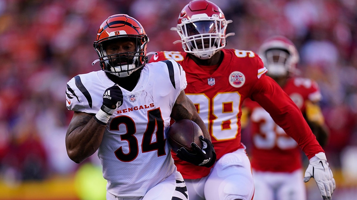 Cincinnati Bengals running back Samaje Perine (34) runs from Kansas City Chiefs defensive end Tershawn Wharton (98) during a 41-yard touchdown reception in the first half of the AFC championship NFL football game, Sunday, Jan. 30, 2022, in Kansas City, Mo.