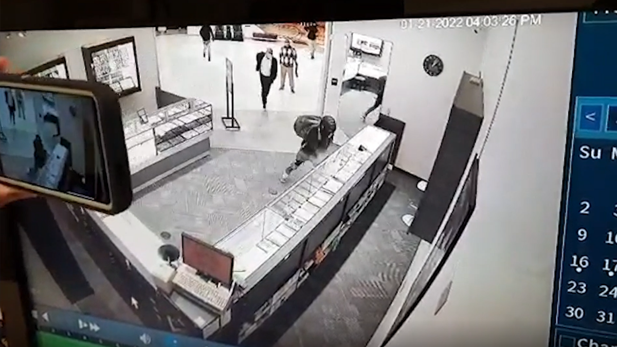 One Bay Area jewelry store owner took matters into his own hands and stopped would-be smash-and-grab robbers from taking any merchandise.