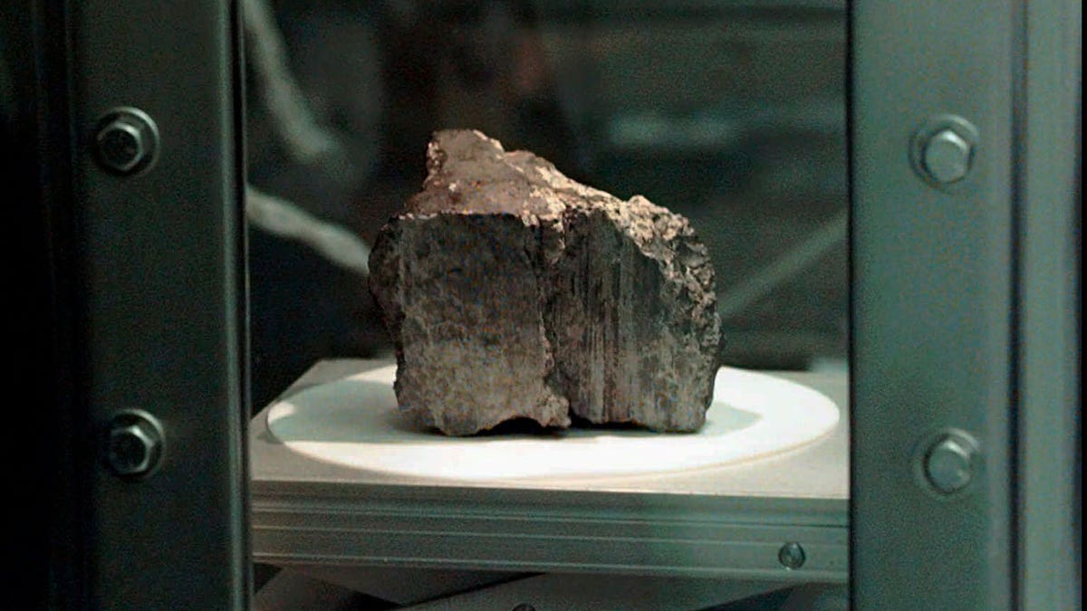 The meteorite labeled ALH84001 sits in a chamber at a Johnson Space Center lab in Houston, Aug. 7, 1996.