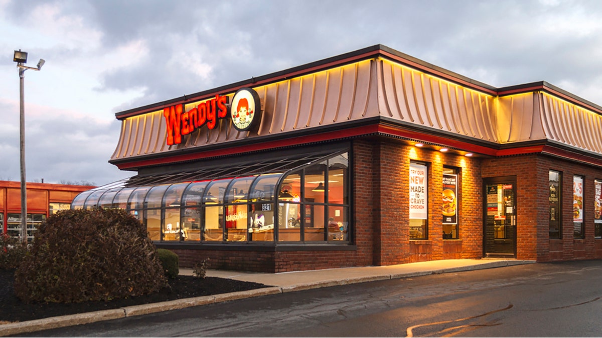 O exterior de um restaurante Wendy's. 