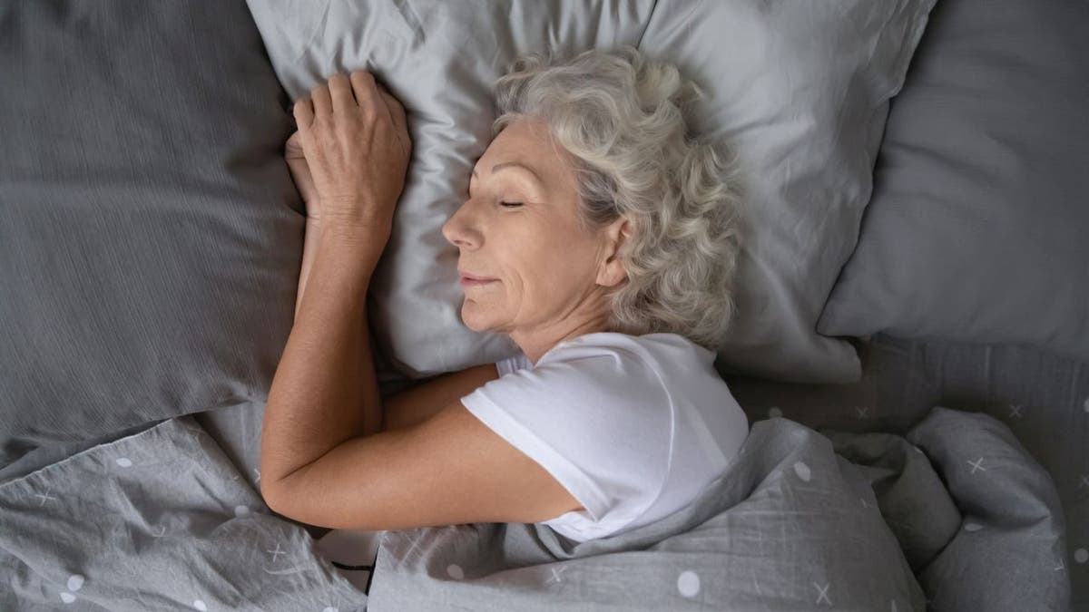 mujer durmiendo cómodamente