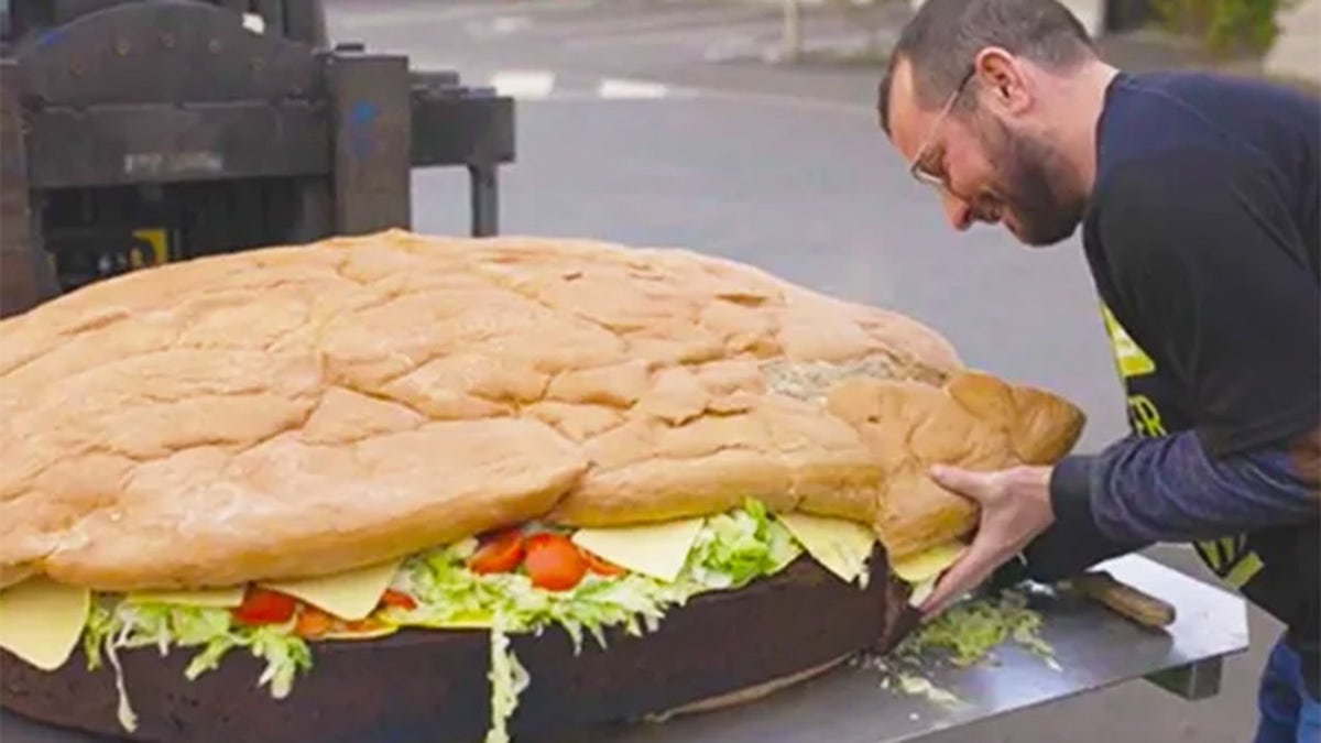 Largest hamburger 2025 guinness world record