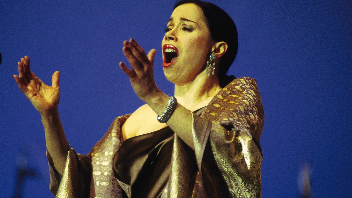 Photo of Maria Ewing performing in 2000.