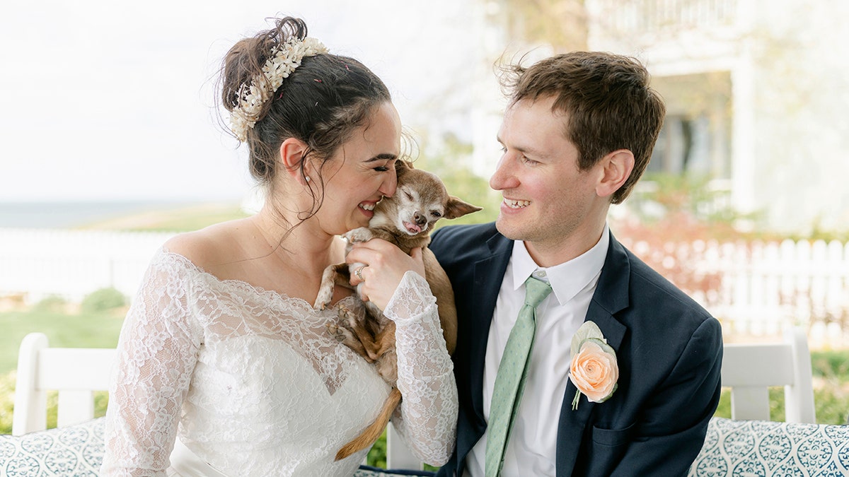 Cachorro com os noivos no dia do casamento