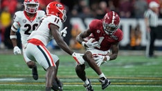 Alabama's Jameson Williams leaves national title game with apparent knee injury