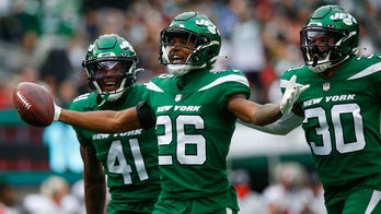 Tom Brady autographs intercepted football for Jets' Brandin Echols