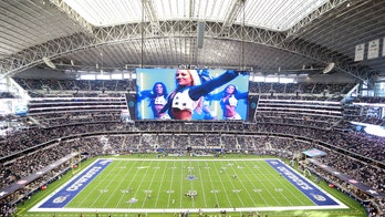 Cowboys, 49ers fans rush AT&T Stadium, fall over each other before playoff game