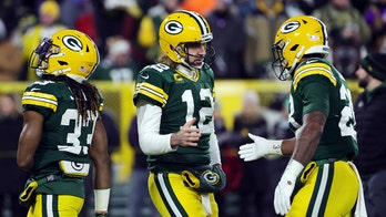 Packers make history as Aaron Rodgers helps team to top seed in NFC playoffs