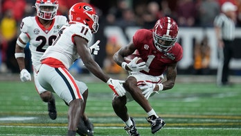 Alabama's Jameson Williams leaves national title game with apparent knee injury