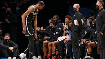 Kevin Durant exits with sprained knee, Nets rout Pelicans