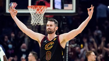 Kevin Love scores 25, Cavs make 19 3s and stun Bucks