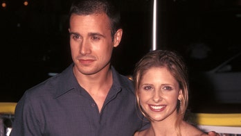 Sarah Michelle Gellar, Freddie Prinze Jr.'s names mistakenly used to ID these stars at Los Angeles Rams game