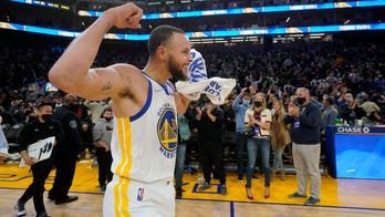 Curry hits winning jumper, Warriors beat Rockets 105-103