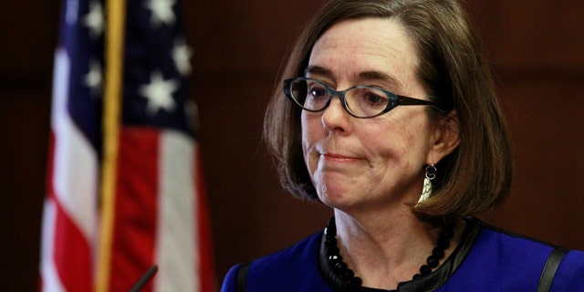 Oregon Gov. Kate Brown speaks at the state capital building in Salem, 오레곤, 2 월. 20, 2015.