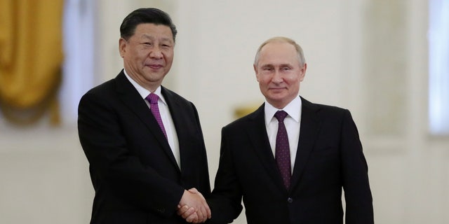 Ruský prezident Vladimir Putin si podáva ruku so svojím čínskym náprotivkom Si Ťin-pchingom v Kremli v Moskve, Rusko, 5. júna 2019. REUTERS/Evgenia Novozhenina/Pool