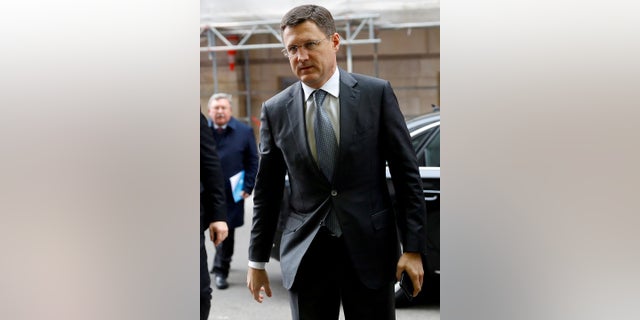 档案照片: Russia's Alexander Novak arrives at OPEC headquarters in Vienna, Austria December 5, 2019. REUTERS/Leonhard Foeger/File Photo