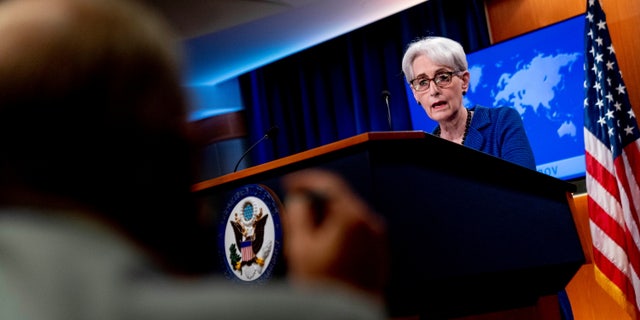 Deputy Secretary of State Wendy Sherman answers a question from a reporter while speaking on the situation in Afghanistan at the State Department in Washington, D.C., Ago. 18, 2021.