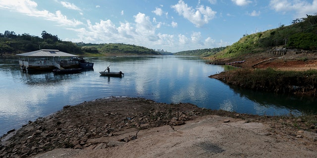 Un soldat navigue vers un ponton sur le fleuve Paraná, à Ciudad del Este, au Paraguay, le 12 octobre 2021.