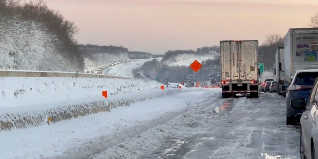 Vehicles are stuck in gridlock in the morning on the Interstate Highway I-95 near Stafford, 여자 이름, 우리., 일월 4, 2022 in this still image obtained from a social media video. Susan Phalen/via REUTERS