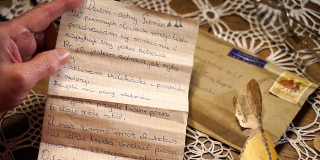 Šį laišką Genowefa Klonowska neseniai gavo kartu su popierine lėle ir spalvinga rankų darbo rože, kurios buvo išsiųstos maždaug prieš 50 metų. 