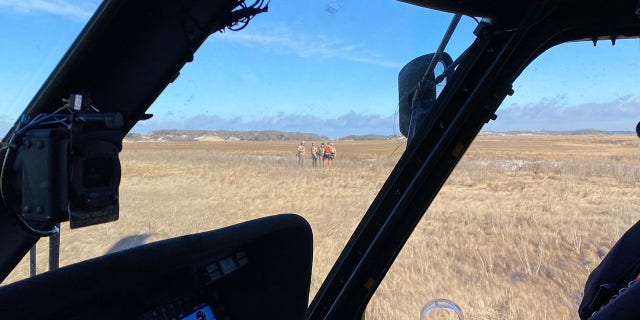 美国. Coast Guard Air Station Cape Cod posted on social media that a helicopter was required to rescue a group of trapped duck hunters.