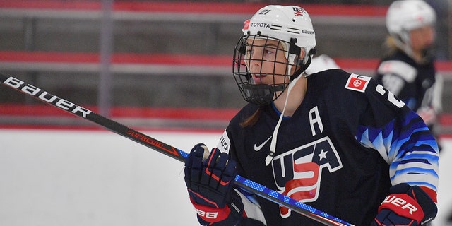 Hilary Knight #21 of the United States women's national hockey team warms up before an exhibition game against the New Mexico Ice Wolves at Outpost Ice Arenas on November 09, 2021 in Albuquerque, Nuovo Messico.