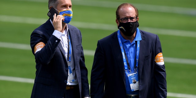 (R-L) Owner of the Los Angeles Chargers Dean Spanos, with son A.G. Spanos on the field before the game against the Kansas City Chiefs at SoFi Stadium on September 20, 2020 in Inglewood, Kalifornië.
