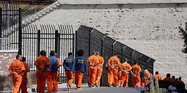 Inmates walk in a line at San Quentin State Prison in San Quentin, 加利福尼亚州, 八月. 16, 2016. (美联社)