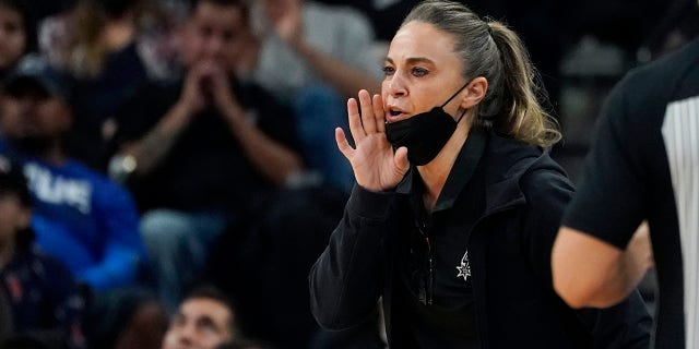 文件 - San Antonio Spurs assistant coach Becky Hammon during the first half of an NBA basketball game against the Dallas Mavericks, 星期五, 十一月. 12, 2021, in San Antonio. Hammon is finalizing a deal to become the next coach of the Las Vegas Aces. A person familiar with the situation confirmed the move to The Associated Press on condition of anonymity because no official announcement has been made. She’s expected to be the highest paid coach in the WNBA, earning way more than the highest paid player in the league.