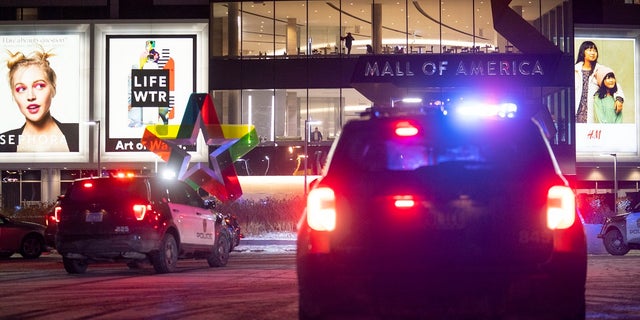 Due persone sono state colpite e ferite a seguito di un apparente alterco al Mall of America venerdì, mandare gli acquirenti di Capodanno a correre per la sicurezza e mettere il centro commerciale di Minneapolis in blocco temporaneo, hanno detto le autorità. 