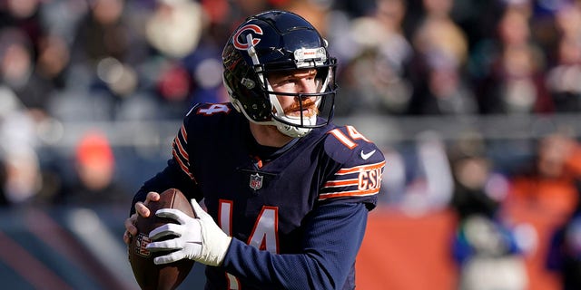 Chicago Bears quarterback Andy Dalton rolls out to pass during the first half of an NFL football game against the New York Giants Sunday, 1 월. 2, 2022, 시카고에서.