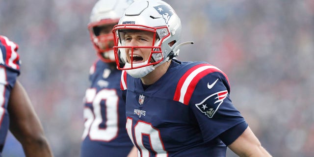 New England Patriots se agterspeler Mac Jones (10) celebrates after a touchdown pass to wide receiver Kristian Wilkerson during the first half of an NFL football game against the Jacksonville Jaguars, Sondag, Jan.. 2, 2022, in Foxborough, Massa.